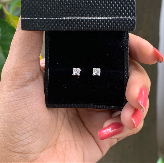 Square small studs -0.3cm